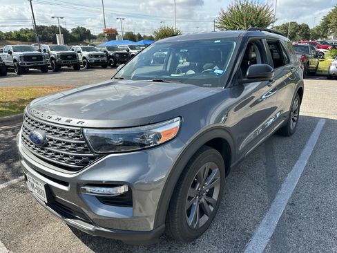 Used 2023 Ford Explorer XLT w/ Equipment Group 202A RWD image 2