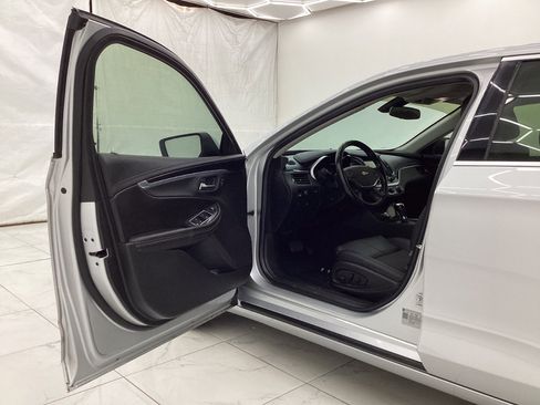 Used 2018 Chevrolet Impala LT FWD image 16