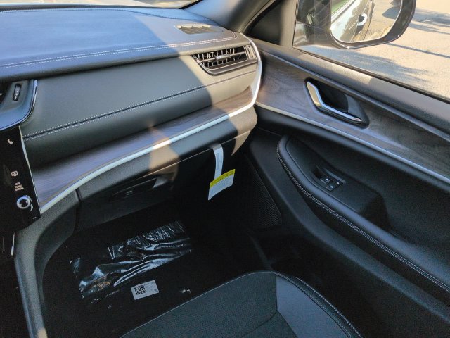 New 2027 Jeep Grand Cherokee Altitude RWD image 15