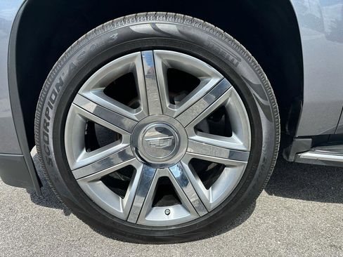 Used 2019 Cadillac Escalade Luxury AWD/4WD image 16