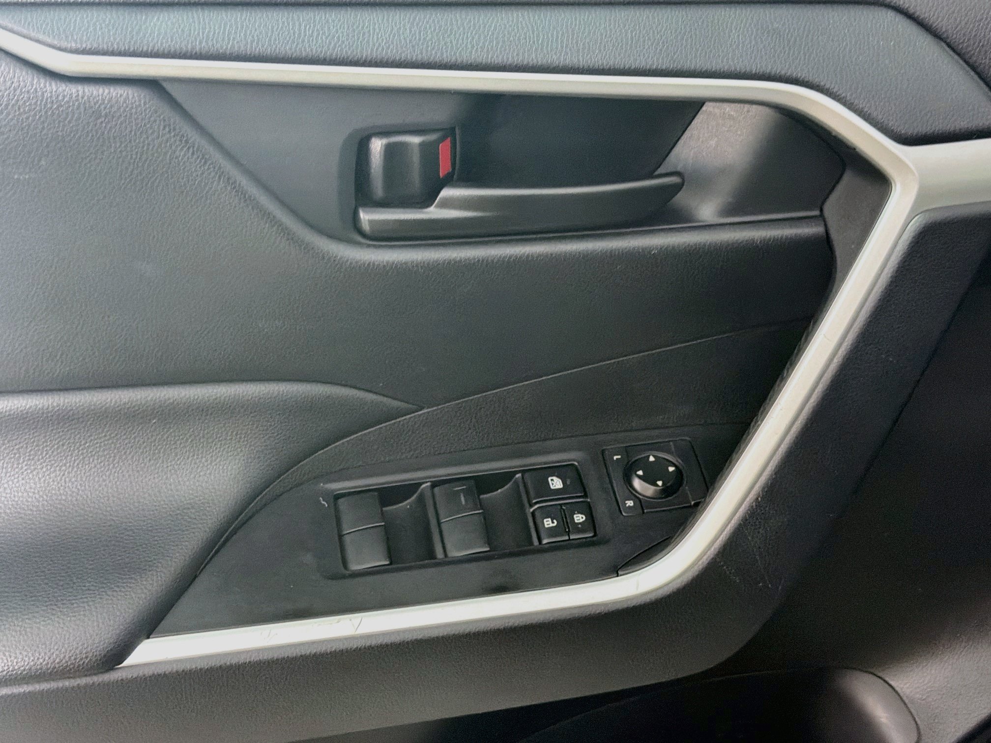 Used 2025 Toyota RAV4 LE FWD image 15