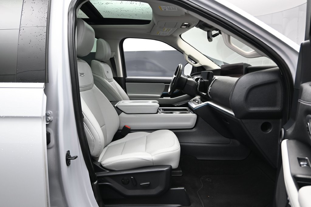 Used 2025 Ford Expedition Max Platinum AWD/4WD image 27