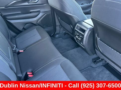 Used 2025 Jeep Grand Cherokee Laredo X w/ Luxury Tech Group I RWD image 19