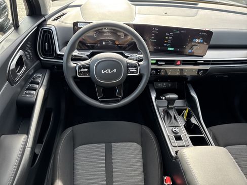 Certified 2025 Kia Sorento LX image 23