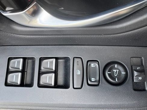 Used 2025 Honda Pilot Touring image 11
