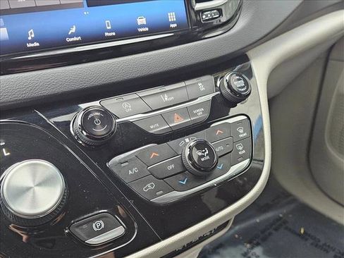 Used 2022 Chrysler Pacifica Touring-L image 27