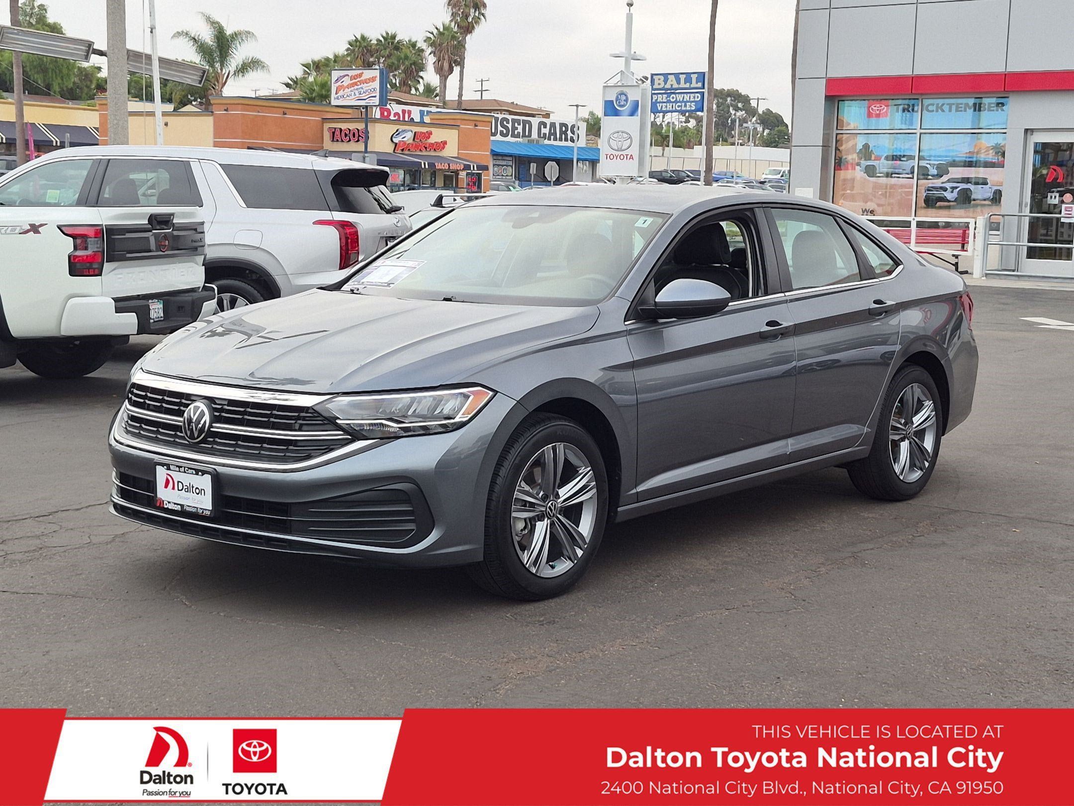 Used 2024 Volkswagen Jetta SE FWD image 1