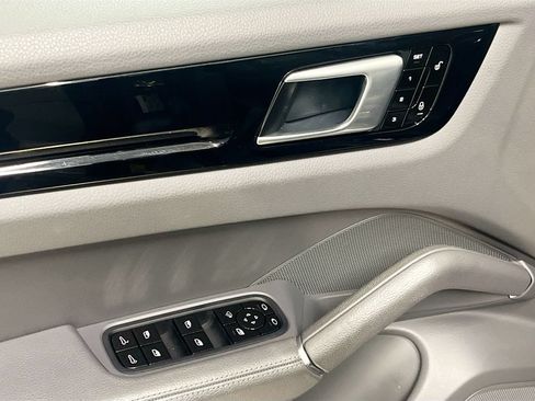 Certified 2019 Porsche Cayenne AWD/4WD image 17