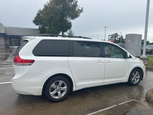 Used 2014 Toyota Sienna LE FWD image 4