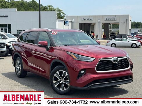 Used 2023 Toyota Highlander XLE FWD image 1