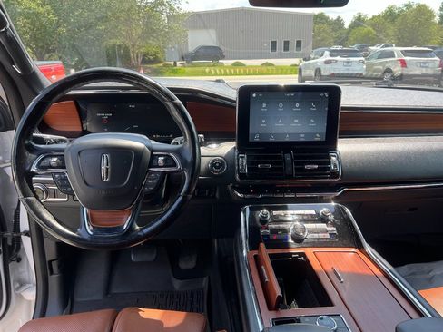Used 2018 Lincoln Navigator Reserve w/ Technology Package AWD/4WD image 9