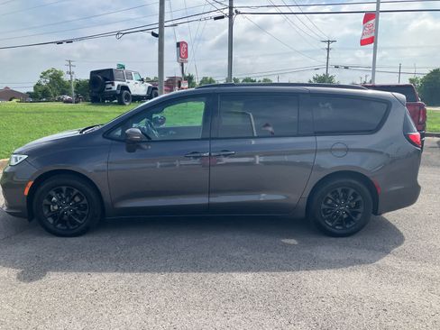 Used 2021 Chrysler Pacifica Touring w/ S Appearance Package FWD image 4