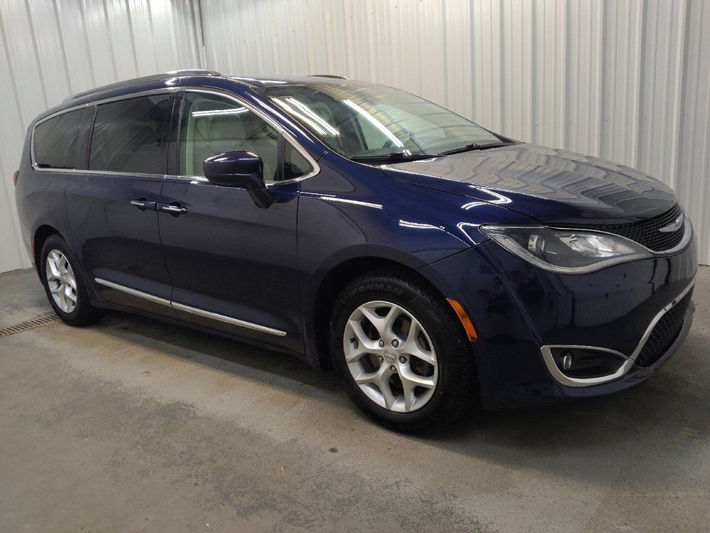 Used 2018 Chrysler Pacifica Touring-L w/ Tire & Wheel Group FWD image 11