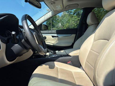 Used 2019 INFINITI QX50 Luxe w/ Navigation Package FWD image 14
