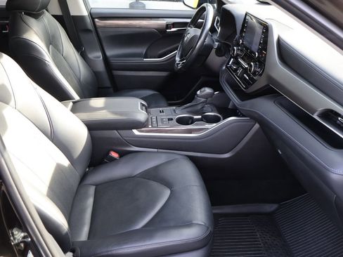 Used 2021 Toyota Highlander Limited image 11