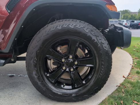 Used 2021 Jeep Wrangler Unlimited Sahara AWD/4WD image 13
