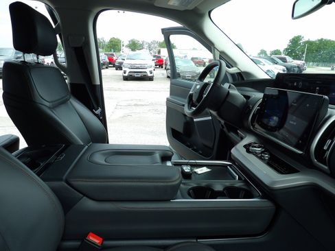 Used 2025 Ford Expedition Active AWD/4WD image 15