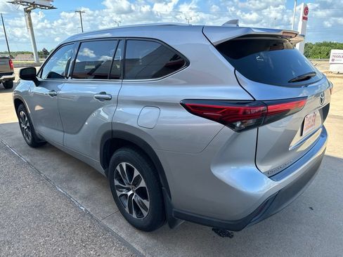 Used 2020 Toyota Highlander XLE FWD image 5