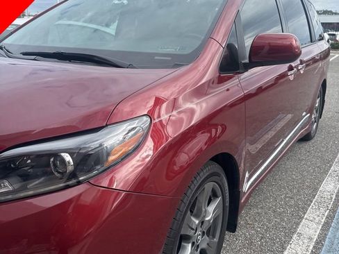 Used 2020 Toyota Sienna SE image 4