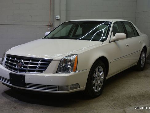 Used 2009 Cadillac DTS w/ Trunk Convenience Package image 2