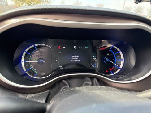 Used 2017 Chrysler Pacifica Premium image 19