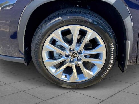 Used 2025 Toyota Highlander Limited image 9