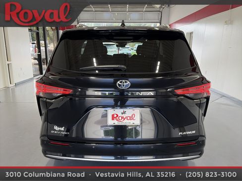 Used 2026 Toyota Sienna Platinum AWD/4WD image 3