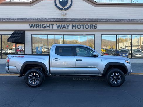 Used 2022 Toyota Tacoma TRD Off-Road image 2