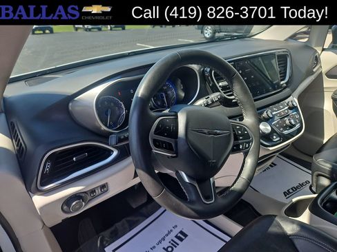 Used 2024 Chrysler Pacifica Touring-L FWD image 10