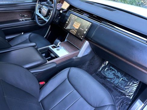 Used 2025 Land Rover Range Rover SE image 18