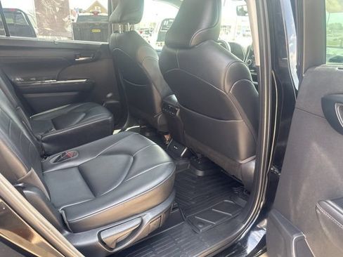 Used 2020 Toyota Highlander XLE AWD/4WD image 8