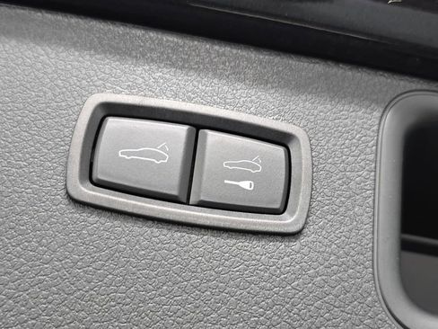 Certified 2025 Porsche Macan AWD/4WD image 32