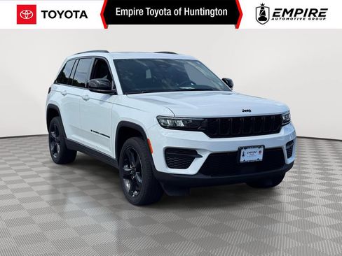 Used 2023 Jeep Grand Cherokee Altitude AWD/4WD image 1