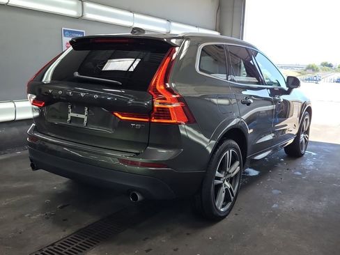 Used 2021 Volvo XC60 T5 Momentum w/ Premium Package image 2