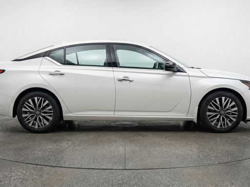 Used 2025 Nissan Altima 2.5 SV image 11