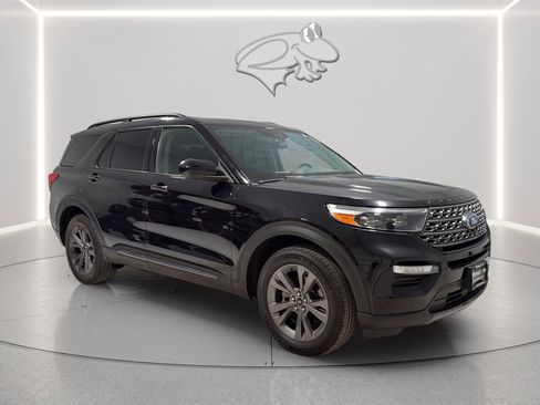 Used 2023 Ford Explorer XLT w/ Equipment Group 202A AWD/4WD image 7