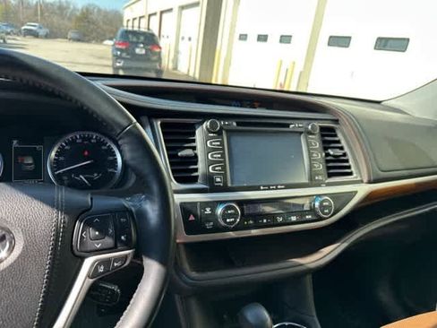 Used 2017 Toyota Highlander Limited Platinum image 6