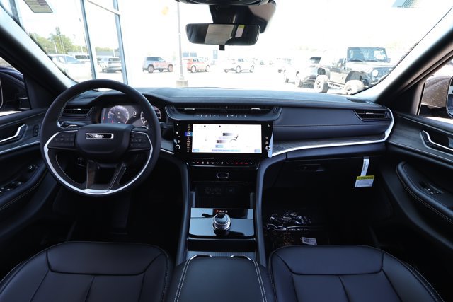 New 2027 Jeep Grand Cherokee Limited RWD image 32