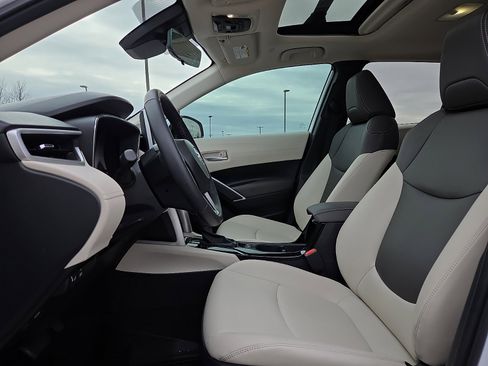 Used 2024 Toyota Corolla Cross XLE image 15