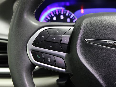 Used 2024 Chrysler Pacifica Touring-L FWD image 30