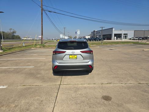 Used 2020 Toyota Highlander XLE image 10