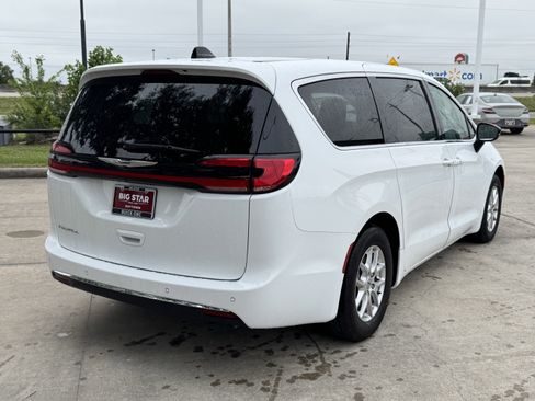 Used 2024 Chrysler Pacifica Touring-L FWD image 8