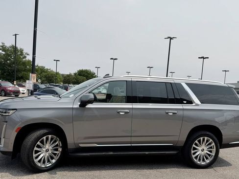 Used 2022 Cadillac Escalade ESV Premium Luxury AWD/4WD image 6