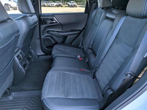 Used 2024 Mitsubishi Outlander SE Black Edition FWD image 15