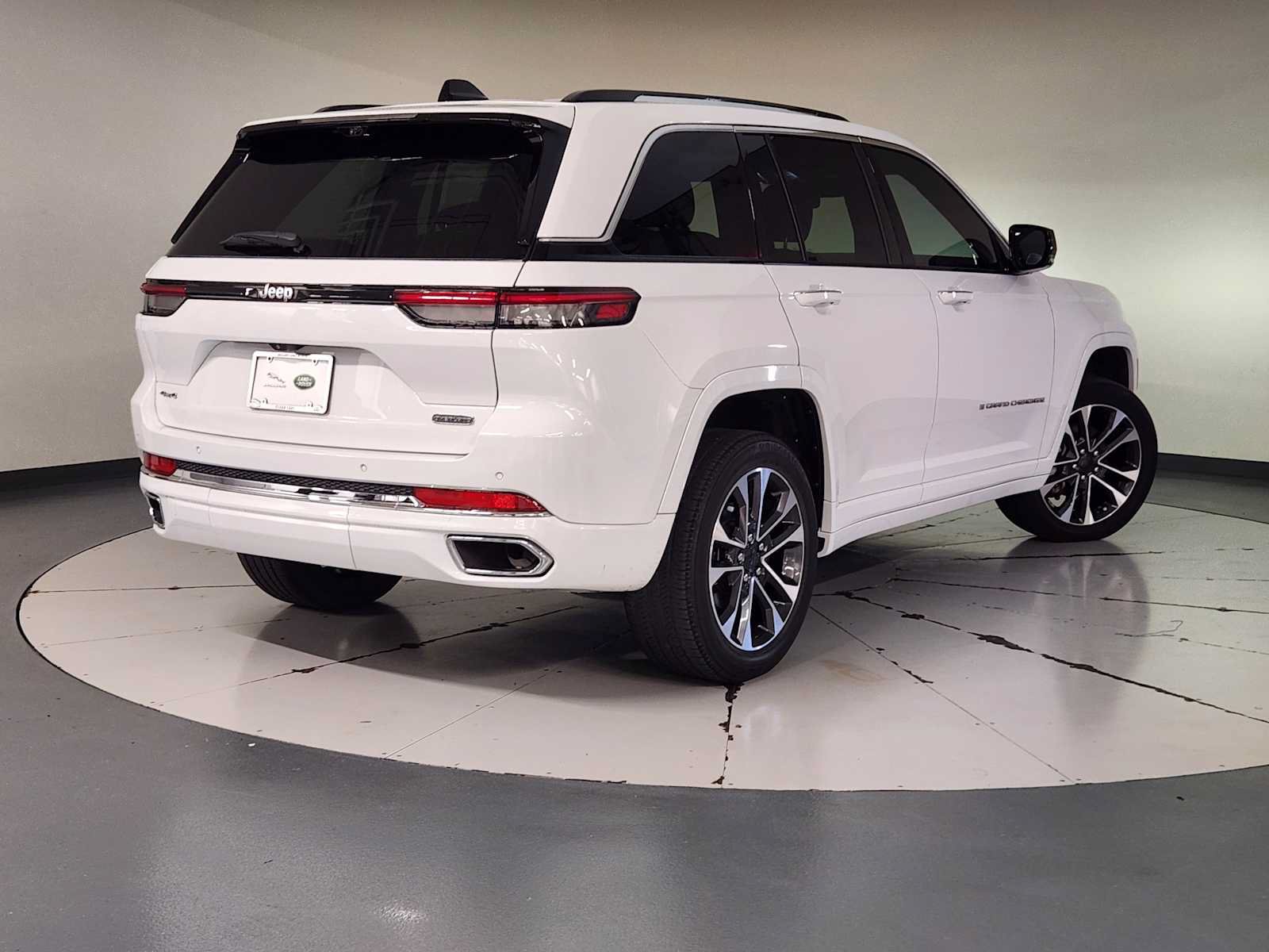 Used 2023 Jeep Grand Cherokee Overland w/ Luxury Tech Group IV AWD/4WD image 2