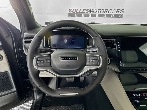 Used 2025 Jeep Wagoneer 4WD w/ Premium Group I image 11