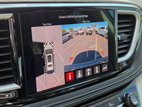 Used 2022 Chrysler Pacifica Touring-L w/ Uconnect Theater Family Group FWD image 22