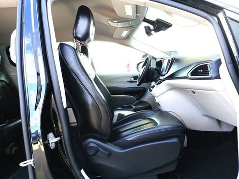 Used 2024 Chrysler Pacifica Touring-L image 29