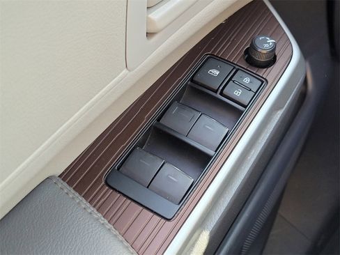 Used 2024 Toyota Sienna LE image 22
