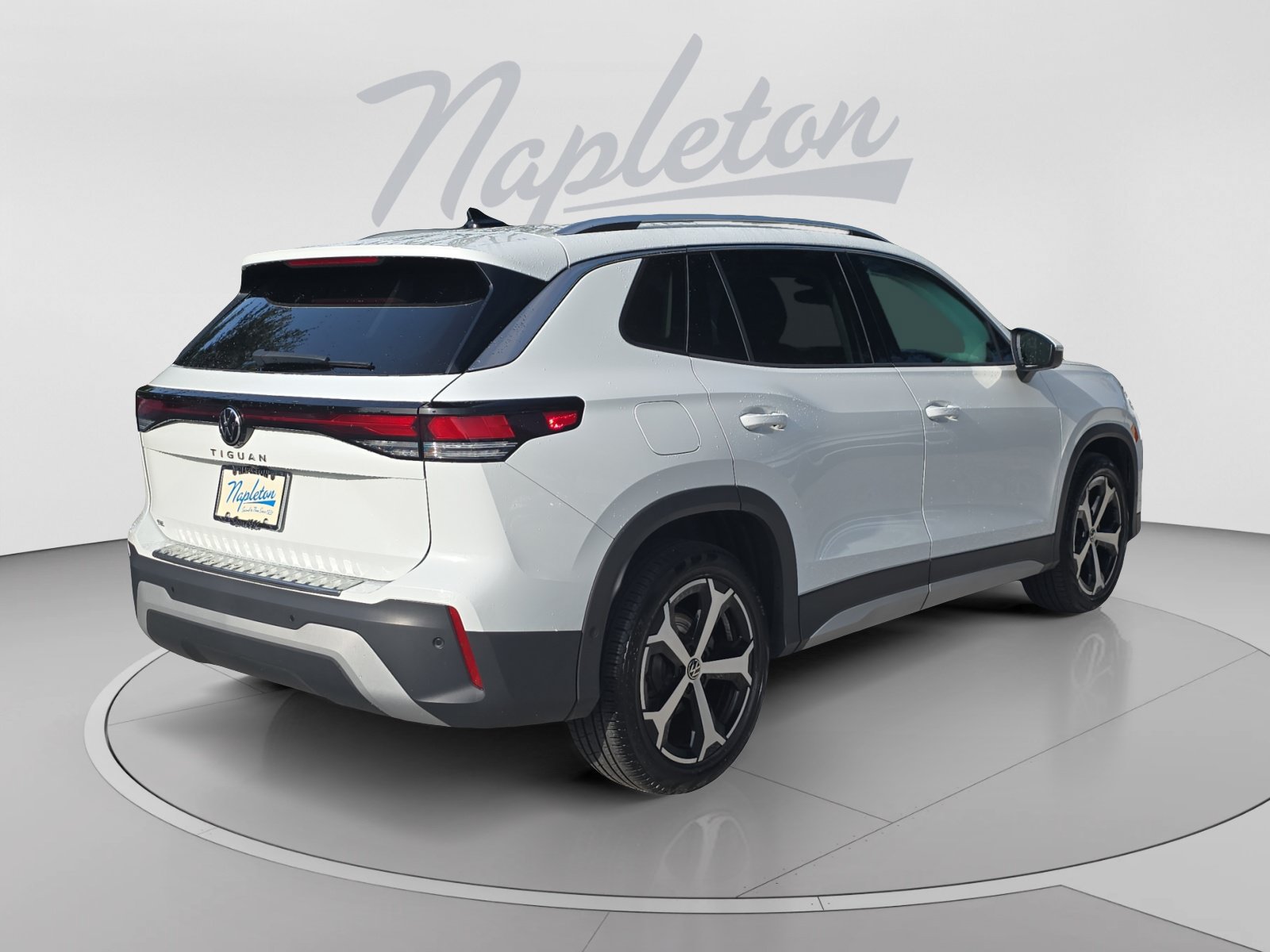 Used 2025 Volkswagen Tiguan SE FWD image 8